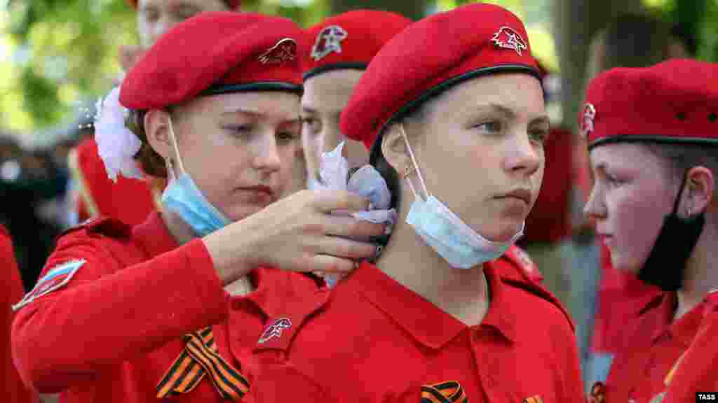 20 июня, Севастополь. Члены российской военно-патриотической организации для школьников «Юнармия» участвуют в репетиции парада, посвященного 75-летию окончания Второй мировой войны. При этом правила защиты от вирусной инфекции не соблюдены, хотя на тот момент в Крыму и Севастополе уже были зафиксированы случаи смерти, вызванные коронавирусом или осложнениями от него. Правозащитники обеспокоены не только самим фактом милитаризации детства в Крыму, но и тем, что она продолжается во время пандемии COVID-19. По словам эксперта «Крымской правозащитной группы» Ирины Седовой, тот факт, что на полуострове продолжают «организовывать массовые пропагандистские собрания с участием детей, которых одевают в форму «Юнармии», и заставлять пропагандировать службу в российской армии», нарушает права детей на защиту их здоровья и жизни, описанные в Конвенции о правах ребенка
