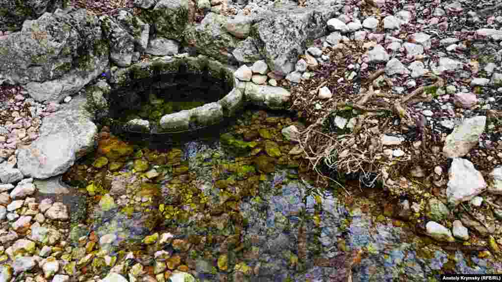 Источник у пещеры Ени-Сала III (с тюркского – новая деревня)