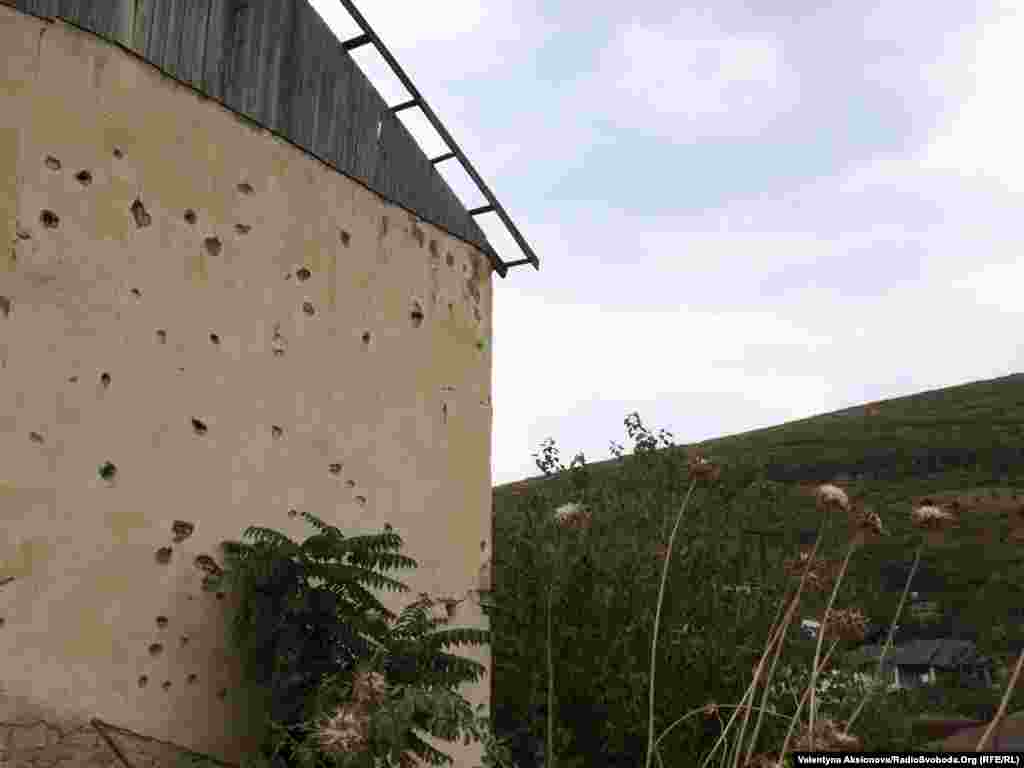 Безліч будинків міста, навіть якщо і вціліли, все одно зберігають шрами боїв.