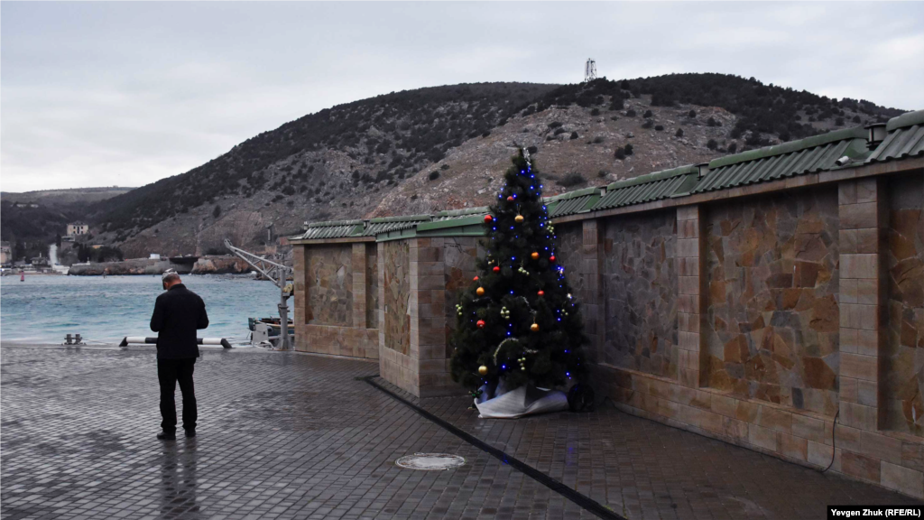 На набережной Назукина у так называемых «домов Януковича» установлена небольшая елка