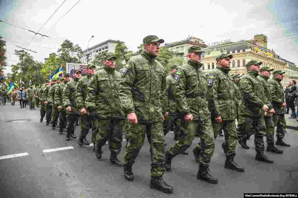 Рух колони центральною вулицею Дніпропетровська