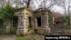 Фасад нижнего этажа летнего (охотничьего) домика на Максимовой даче в Севастополе