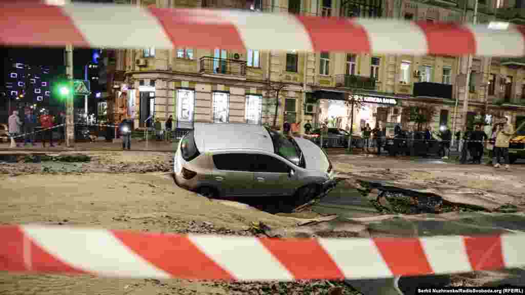 «Патрульні забезпечують безпеку дорожнього руху на вулиці Еспланадній. Заїзд на неї із вулиці Басейної тимчасово перекритий через аварію на тепломережі, який спричинив провал покриття проїжджої частини», – повідомила патрульна поліція Києва