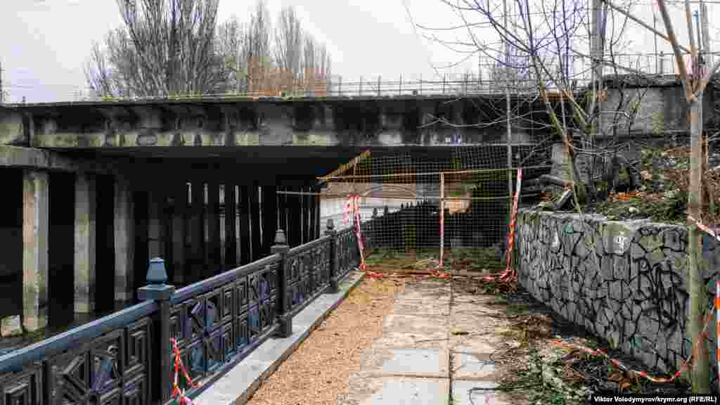 При разборке оснований балок оказалось, что они в аварийном состоянии. «Оперативно были проведены необходимые обследования, результаты которых уже направлены в специализированную организацию. По итогам изучения будет получено заключение, и определена технология дальнейшего ведения ремонтных работ», – сообщил замглавы администрации города Дмитрий Иванов