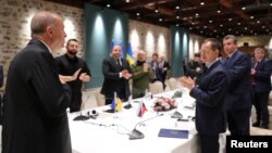 Перед переговорами у Стамбулі президент Туреччини Реджеп Таїп Ердоган звернувся до делегацій України і Росії. Стамбул, 29 березня 2022 року