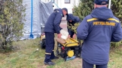 Люди готують їжу у дворі на вогнищі: через атаку РФ Славутич вже добу без світла (відео) Люди готують їжу у дворі на вогнищі: через атаку РФ Славутич вже добу без світла (відео)