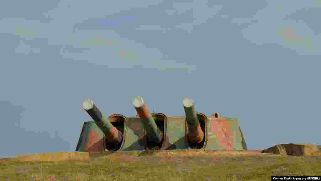 К моменту вторжения немецких войск на территорию СССР бронебашенная батарея №30 была полностью готова к ведению боевых действий. С этого момента начинается ее героическая история. На 22 июня 1941 года 30-я батарея входила в состав 1-го отдельного артиллерийского дивизиона Береговой обороны Главной базы Черноморского флота СССР. Первые боевые выстрелы при обороне Севастополя были выполнены 1 ноября 1941 года по группировке немецких войск в районе станции Альма (ныне Почтовое). За два месяца боевых действий «тридцатка» произвела 1238 выстрелов и это привело к полному износу орудийных стволов