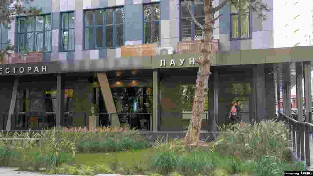 Этот ресторан в реконструированном админкорпусе бывшего завода «Сантехпром» на улице Киевская открылся в 2020 году