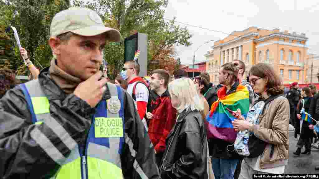 Поліція Києва повідомляє, що «Марш рівності» в центрі міста 19 вересня пройшов без порушень. «Поліцейські посилено забезпечували правопорядок у центральній частині міста під час «Маршу рівності». До охорони публічної безпеки та порядку залучалися співробітники поліції, зокрема поліції діалогу, кінологи і вибухотехніки, співробітники Національної гвардії України та Державної служби з надзвичайних ситуацій. Заходи пройшли без порушень, наразі всі заплановані акції завершилися», – йдеться в повідомленні