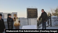 Открытие мемориальной доски по случаю визита Ким Чен Ира в Хабаровск