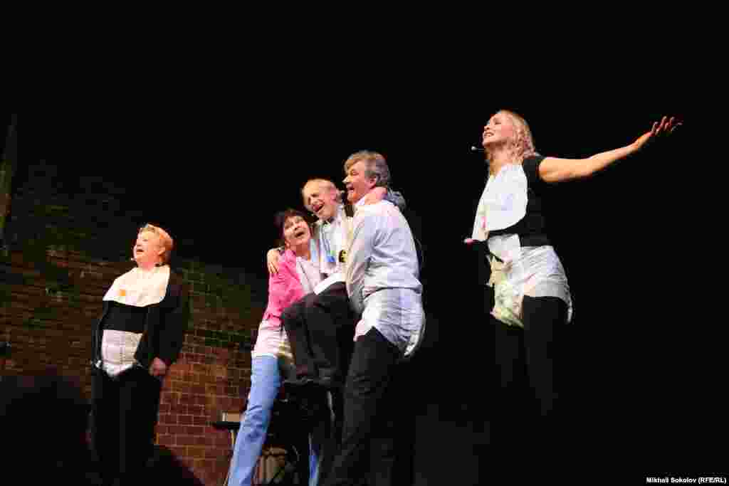 Марка Розовского поздравляют ветераны "Театра у Никитских ворот".