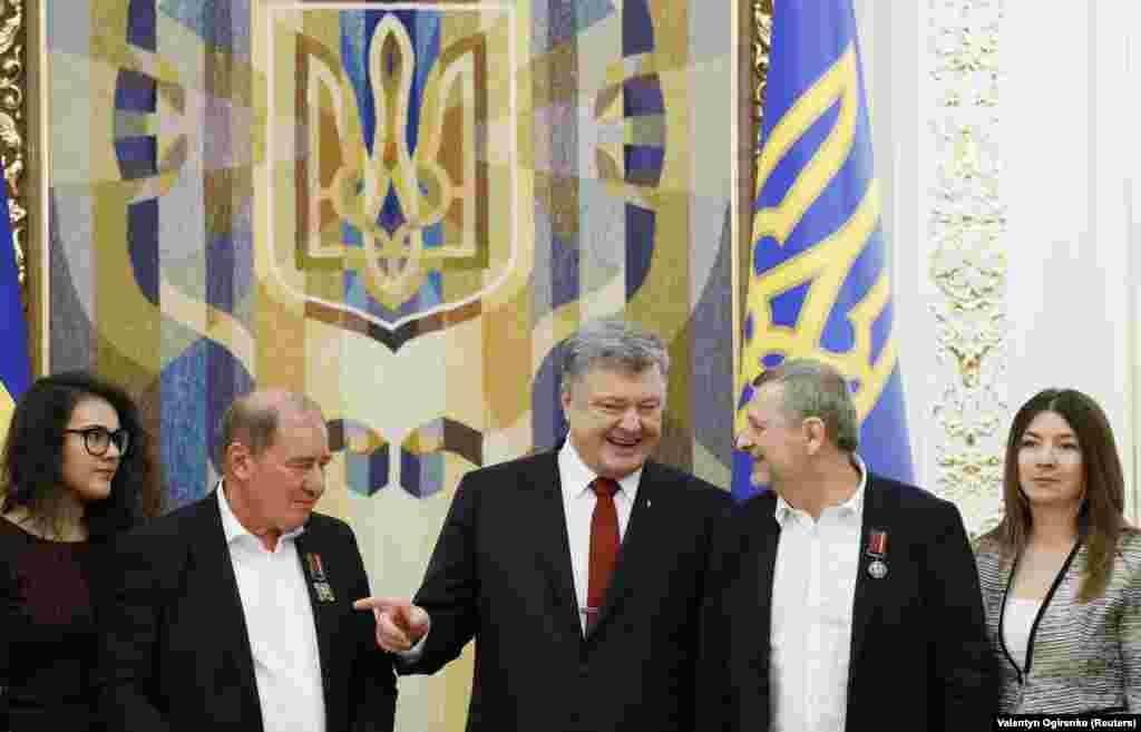 Під час вручення орденів «За заслуги» звільненим лідерам кримськотатарського народу Ільмі Умерову та Ахтему Чийгозу. Київ, 27 жовтня 2017 року БІЛЬШЕ ПРО ЦЕ