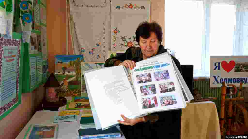 Заведующая библиотекой Антонина Соколова более 13 лет бережно хранит все, что связано с Евгением Адамцевичем. Ежегодно ко дню рождения кобзаря она организовывала в сельской школе тематические утренники. После 2014 года принято решение их проводить только к юбилею Адамцевича. «Это единственный знаменитый человек, который жил в нашем селе», – говорит Соколова.