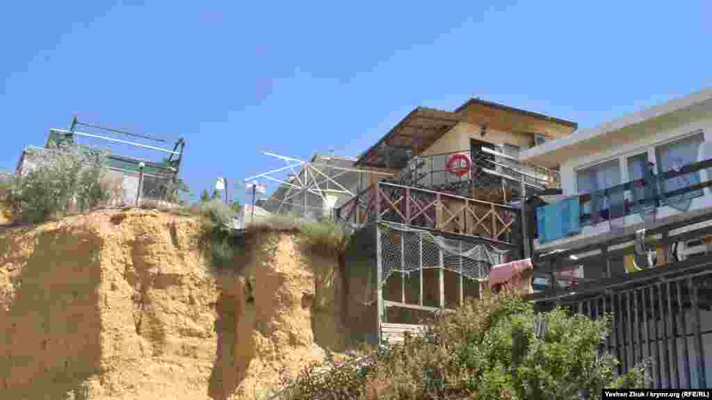 На глинистом оползнеопасном обрыве ютятся живописные «фавелы»