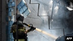 У Мукачеві на місці ракетного удару РФ виникла пожежа, працюють рятувальники. Фото ілюстративне 