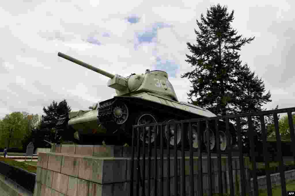 Советский танк у Бранденбургских ворот, который предлагает убрать таблоид "Бильд" в знак протеста против действий России на Украине. 15 апреля 2014 г.