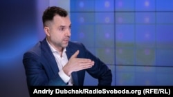 «Я – специфічна особа. Маю дивну рису: підсвічувати в людях найбільш проблемні місця. Це – риса справжнього терапевта», – каже Арестович