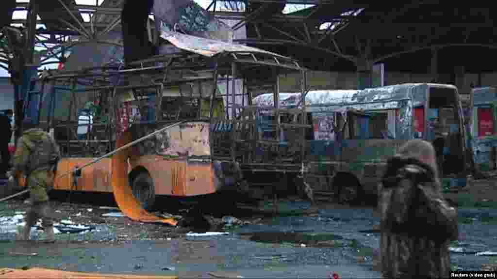 Щонайменше четверо людей загинули, п’ятеро поранені у Донецьку під час обстрілу автостанції «Центр». За повідомленнями з соціальних мереж, це сталося близько 6:20 за київським часом. 11 лютого 2015 року