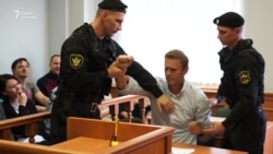 Навальному не дали провести прямую трансляцию из зала суда Навальному не дали провести прямую трансляцию из зала суда