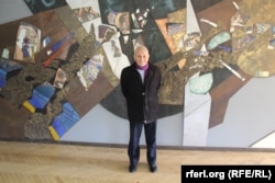 Ярослав Яцкив на фоне декоративного панно Ритмы Вселенной. Фото Rudolf Medved