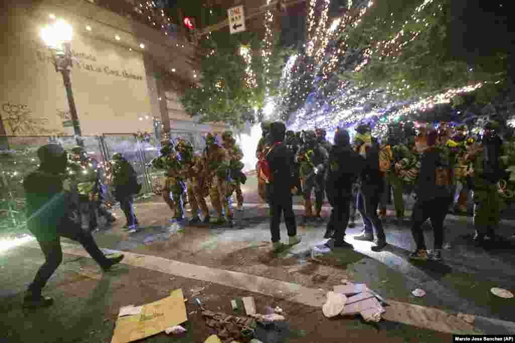 Федеральні офіцери просуваються до демонстрантів під час протесту Black Lives Matter у Портленді, штат Орегон, США 