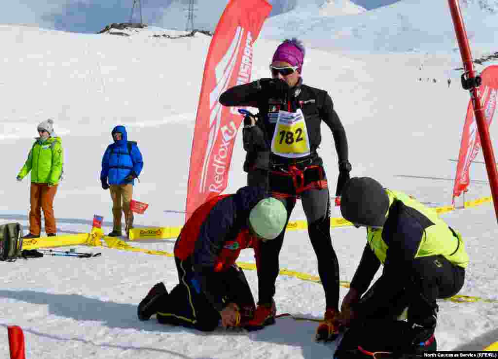 Очень важно успеть прикрепить кошки. Без них выше скал Пастухова судьи участника не допустят