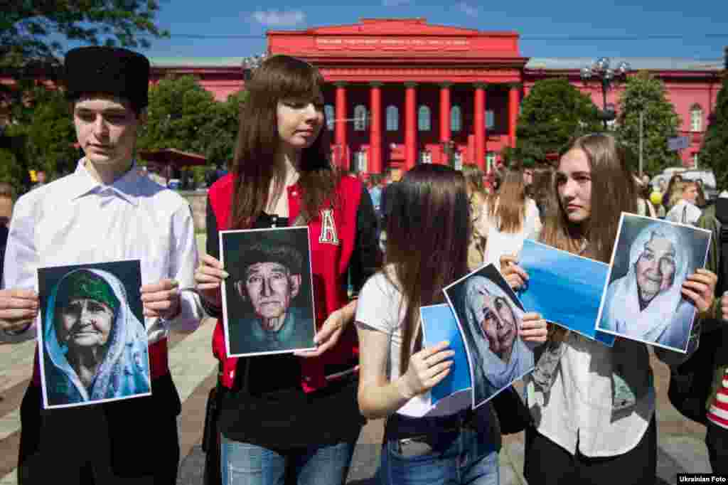 Біля червоного корпусу університету Тараса Шевченка відбулася акція з нагоди 72-х роковин депортації кримських татар. В рамках заходу молодь утворила «живу» інсталяцію у вигляді кримськотатарського прапору. Київ, 18 травня 2016 року
