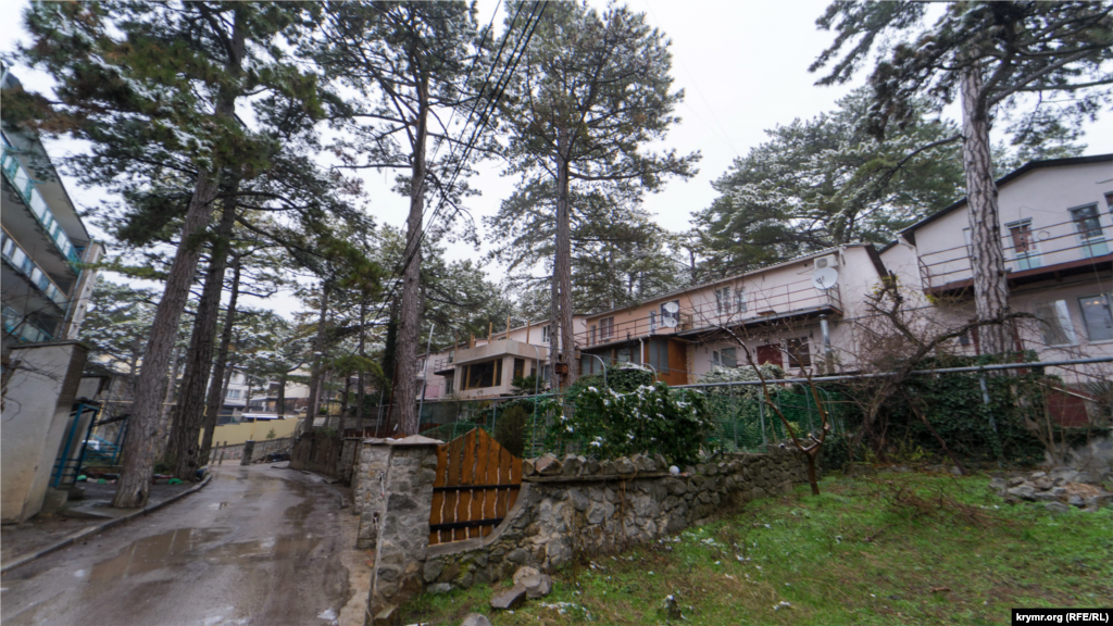 Жилища своих соседей в частном секторе жильцы многоквартирных домов с легкой иронией на бразильский манер называют «фавелами» 