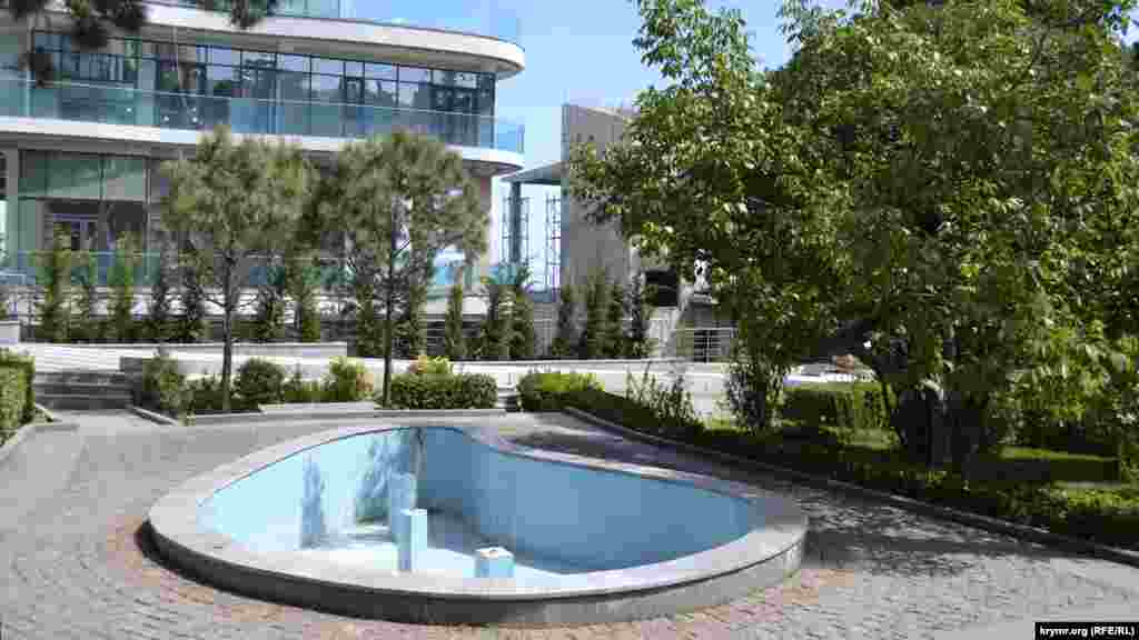 С южной стороны аллеи вид на море тоже исчез – только стеклянные стены новостроя и сухой бассейн