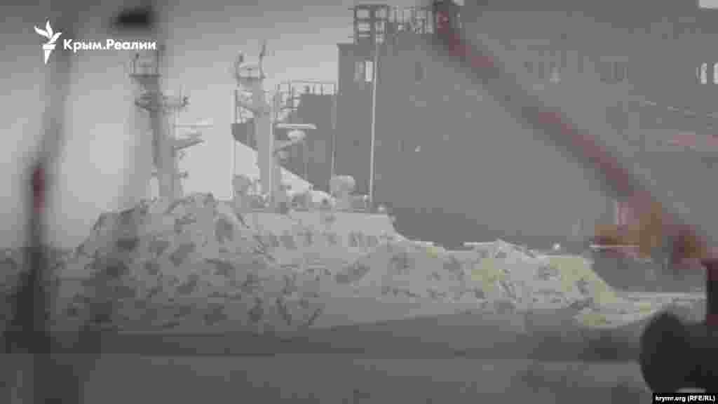 На фото видна часть номера катера «Бердянск» (U175), закрытого маскировочной сетью. Керченский кризис в фотографиях от А до Я – можно посмотреть в этом фоторепортаже