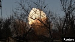 Ілюстраційне фото. Військові батальйону спецпризначення Нацполіції ведуть вогонь по російських позиціях на Запоріжжі, березень 2025 року