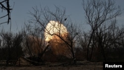 Ілюстраційне фото. Військові батальйону спецпризначення Нацполіції ведуть вогонь з гаубиці Д-30 на Запоріжжі, березень 2025 року