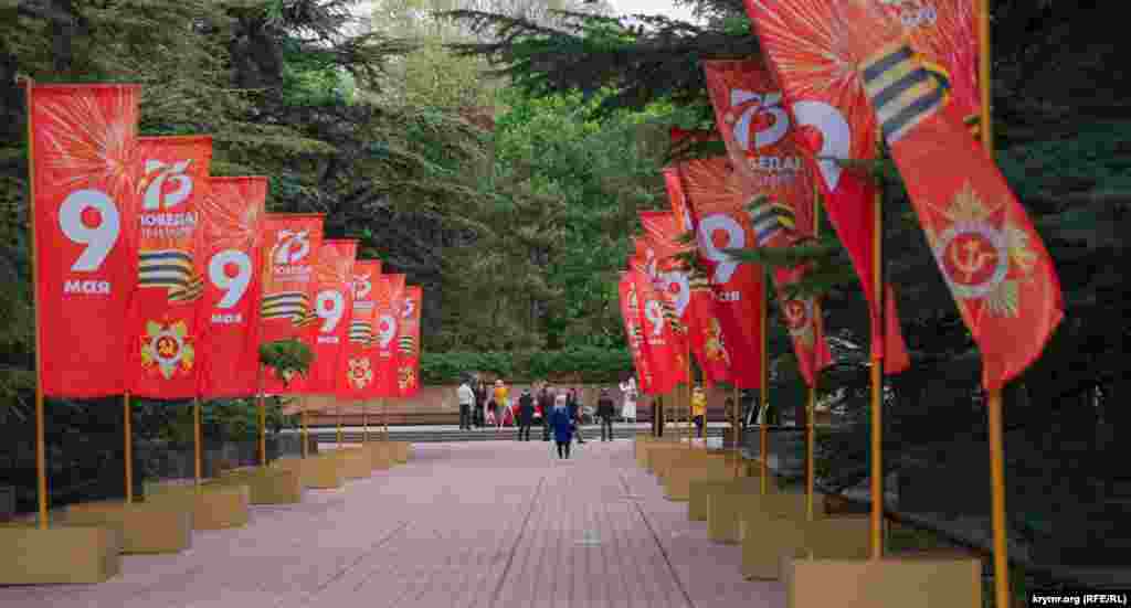 Аллея перед Вечным огнем в Гагаринском парке стала местом притяжения всех желающих торжественно отметить в Симферополе «День Победы», хотя накануне российское руководство Крыма настойчиво просило людей отпраздновать 9 мая дома