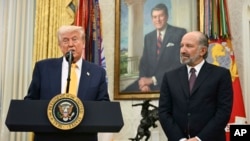 Президент США Дональд Трамп (ліворуч) із міністром торгівлі Говардом Лутніком (архівне фото)