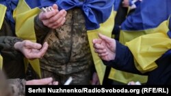 Razmjena cigareta među oslobođenim ukrajinskim vojnicima, 19. april 2025.