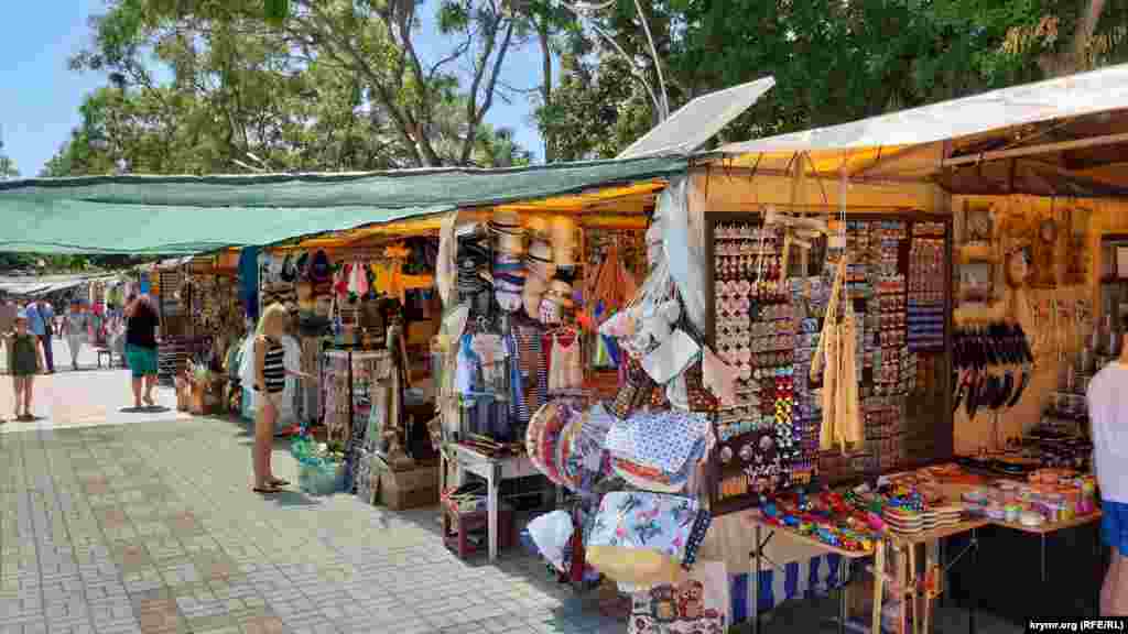 Серед сувенірів для дітей переважають предмети так чи інакше пов'язані зі зброєю: луки, мечі та шаблі, автомати та пістолети, літаки й танки