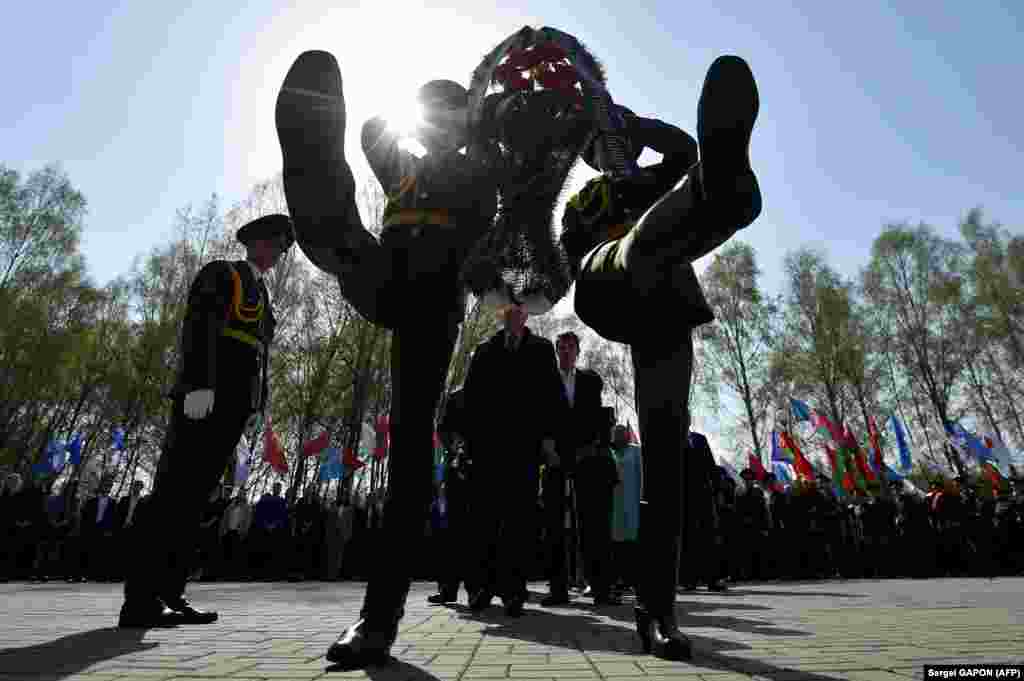 Солдати почесної варти кладуть квіти до меморіалу «жертв Чорнобиля» у Мінську. Білорусь, 26 квітня 2019 року  