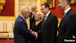 Britanski kralj Charles pozdravlja vršioca dužnosti premijera Kosova, Albina Kurtija, tokom prijema za lidere Zapadnog Balkana uoči samita Berlinskog procesa, London, Velika Britanija, 21. oktobar 2025.