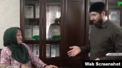 Есимат Успахаджиева и главный врач центра исламской медицины в Чечне Адам Эльжуркаев. Скриншот из сюжета ЧГТРК "Грозный"