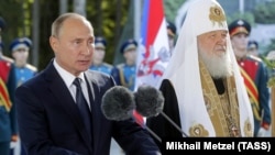 Владимир Путин и патриарх Кирилл во время закладки Главного храма Вооруженных сил РФ в Парке культуры и отдыха "Патриот". 19 сентября 2018 года