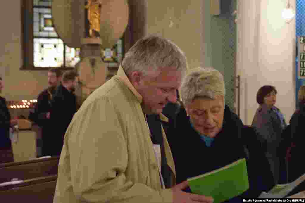 Представник відомства канцлера Кнут Абрагам і член Бундестагу від партії Союз 90/Зелені Марі-Луїзе Бек