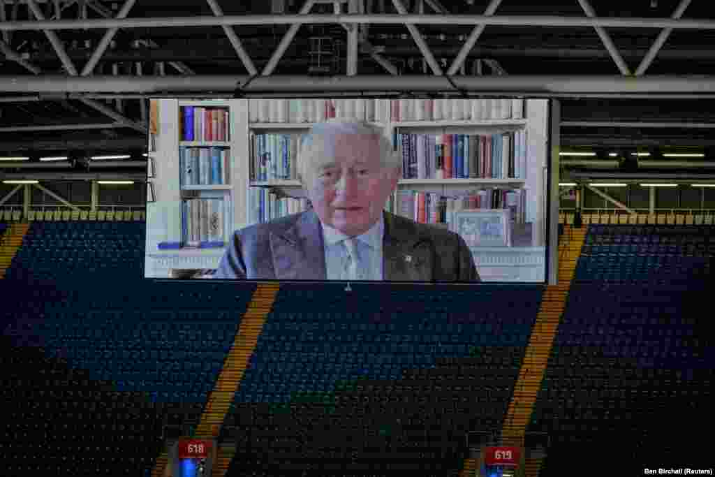 Принц Чарльз виступає під час офіційного відкриття нової лікарні Dragon's Heart Hospital, побудованої на стадіоні князівства для догляду за хворими на коронавірус. Місто Кардіфф, Уельс