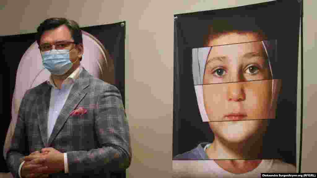 Открывая выставку, министр иностранных дел Украины Дмитрий Кулеба отметил, что 2021 год – «особый в борьбе Украины за возвращение Крыма», так как сейчас идет работа над реализацией инициативы президента Украины Владимира Зеленского по запуску международного формата «Крымская платформа» и проведении ее учредительного саммита в августе этого года. «В МИД все как один работают на успех этой инициативы и ежедневно вносят свой вклад для практического воплощения лозунга «Крым – это Украина». Все это делается, в том числе, и ради этих детей, которых российская оккупационная власть оставила без родителей», – отметил он