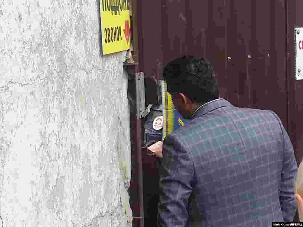 К воротам постоянно подходят люди – у некоторых в соседних цехах, где жили и работали задержанные мигранты, остались вещи