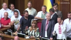 Голосування за децентралізацію. Блокування трибуни, мегафон і крики «Ганьба» Голосування за децентралізацію. Блокування трибуни, мегафон і крики «Ганьба»