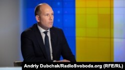 «Системні атаки на державну мову несуть загрозу єдиній ідентичності української нації, відкриваючи двері «руському міру», – цитує заява президента СКУ Павла Ґрода