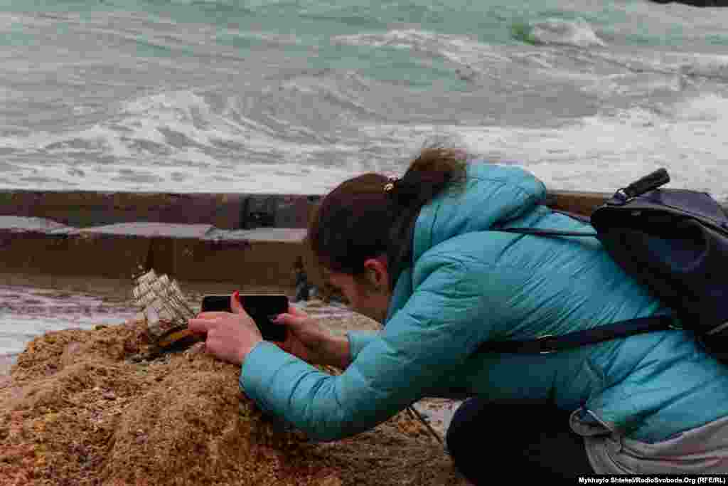 Найоригінальніше фото – дівчина принесла на пляж модельку корабля