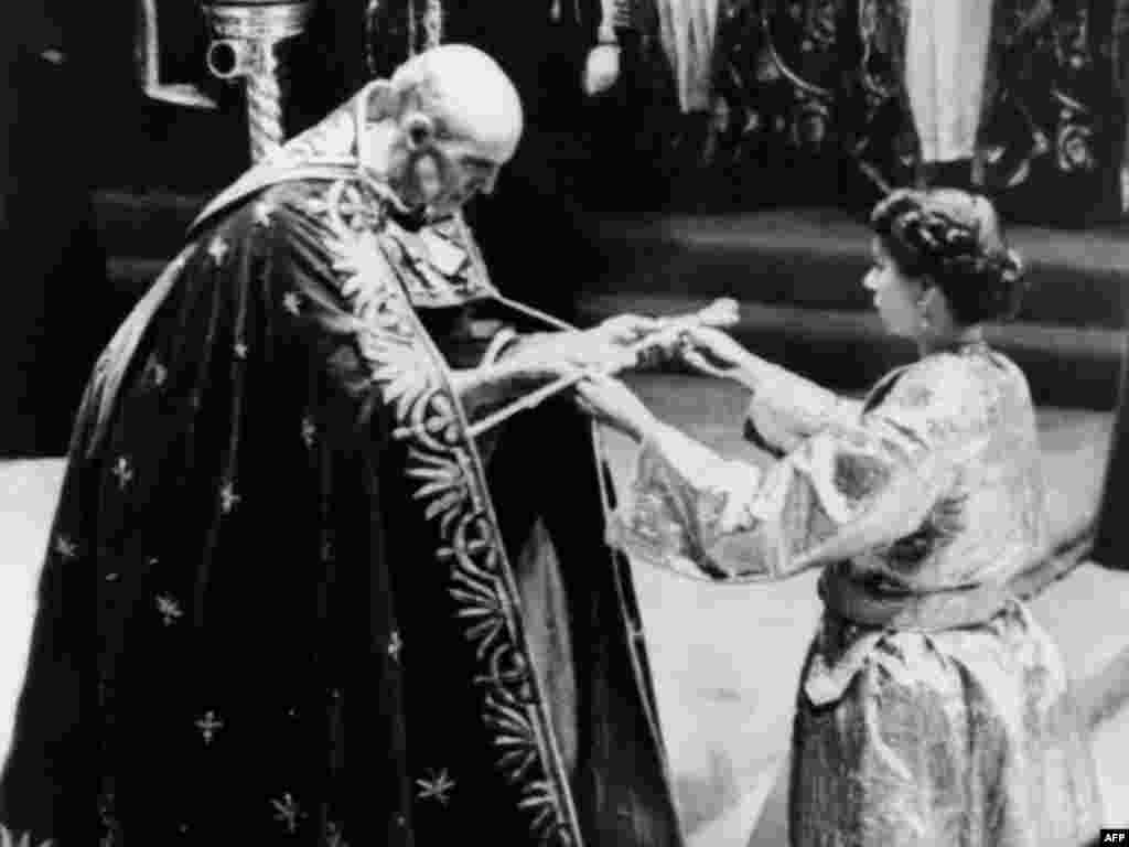 Архиепископ Кентерберийский вручает Елизавете Второй меч. Вестминстерское аббатство, 2 июня 1953 года. 