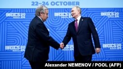 Генеральний секретар ООН Антоніу Ґутерріш і очільник Росії Володимир Путін (праворуч) під час саміту БРІКС. Казань, 24 жовтня 2024 року