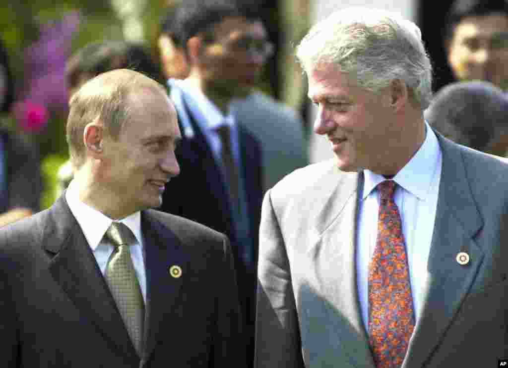 Clinton într-un moment de relaxare cu Putin în timpul unei plantări de copaci, înaintea reuniunii Grupului celor Opt la Nago, Okinawa, Japonia, în iulie 2000. Între timp, Rusia a fost exclusă din acea structură. 